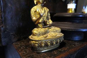 statua in metallo raffigurante buddhe della medicina .   1620 gr  12 x 9 h.20 
