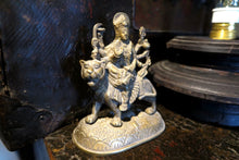 Carica l&#39;immagine nel visualizzatore di Gallery, statuetta di Durga indiana in metallo inciso artigianalmente .   Presso la religione induista  &quot;colei che difficilmente si può avvicinare&quot; è una forma di Devi , ovvero della Madre Divina (che assume anche molte altre forme, tra cui Sarasvati , Parvati, Lakshmi, Kālī). È raffigurata come una donna che cavalca un leone, sebbene più raramente la si trovi raffigurata anche su una tigre, con numerose braccia mani che impugnano diversi tipi di armi e fanno dei mudrā (gesti simbolici fatti con la mano). Questa for