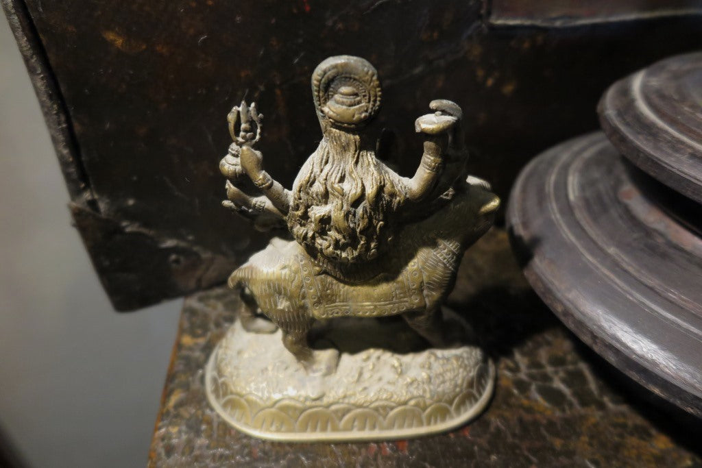 statuetta di Durga indiana in metallo inciso artigianalmente .   Presso la religione induista  "colei che difficilmente si può avvicinare" è una forma di Devi , ovvero della Madre Divina (che assume anche molte altre forme, tra cui Sarasvati , Parvati, Lakshmi, Kālī). È raffigurata come una donna che cavalca un leone, sebbene più raramente la si trovi raffigurata anche su una tigre, con numerose braccia mani che impugnano diversi tipi di armi e fanno dei mudrā (gesti simbolici fatti con la mano). Questa for