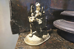 statuetta di Durga indiana in metallo inciso artigianalmente .   Presso la religione induista  "colei che difficilmente si può avvicinare" è una forma di Devi , ovvero della Madre Divina (che assume anche molte altre forme, tra cui Sarasvati , Parvati, Lakshmi, Kālī). È raffigurata come una donna che cavalca un leone, sebbene più raramente la si trovi raffigurata anche su una tigre, con numerose braccia mani che impugnano diversi tipi di armi e fanno dei mudrā (gesti simbolici fatti con la mano). Questa for