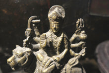Carica l&#39;immagine nel visualizzatore di Gallery, statuetta di Durga indiana in metallo inciso artigianalmente .   Presso la religione induista  &quot;colei che difficilmente si può avvicinare&quot; è una forma di Devi , ovvero della Madre Divina (che assume anche molte altre forme, tra cui Sarasvati , Parvati, Lakshmi, Kālī). È raffigurata come una donna che cavalca un leone, sebbene più raramente la si trovi raffigurata anche su una tigre, con numerose braccia mani che impugnano diversi tipi di armi e fanno dei mudrā (gesti simbolici fatti con la mano). Questa for