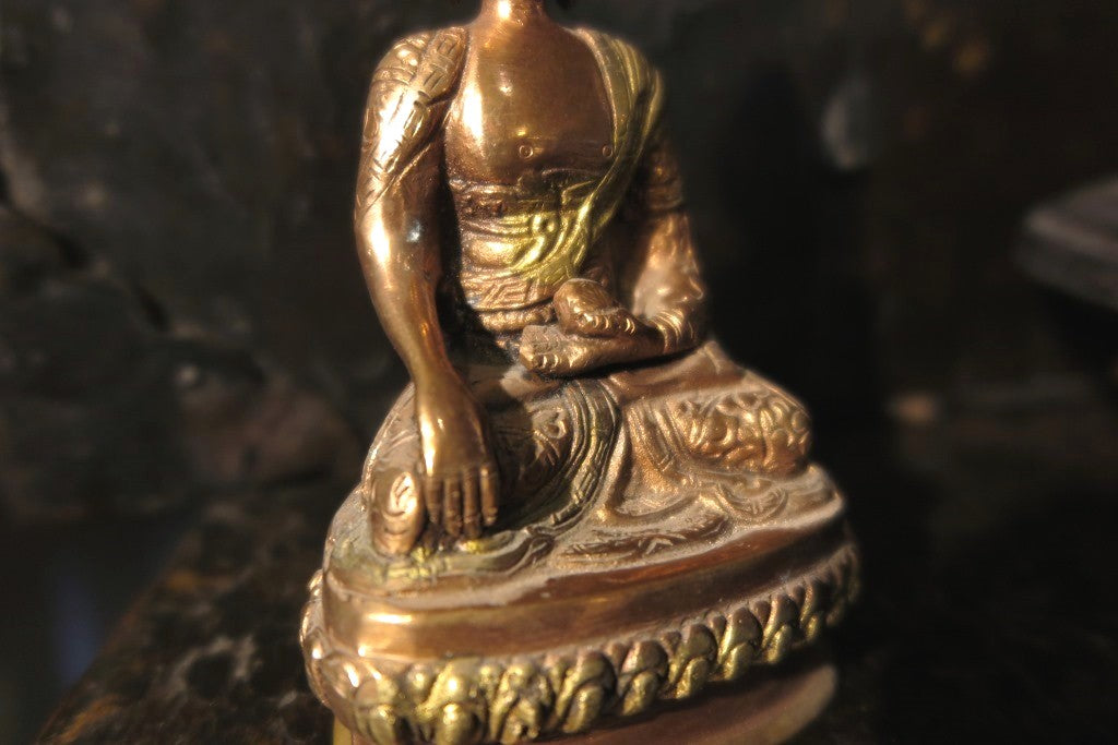 statua buddha bronzo e rame bicolore   pezzo unico lavorato artigianalmente .   385 gr  7 x 6 h.13