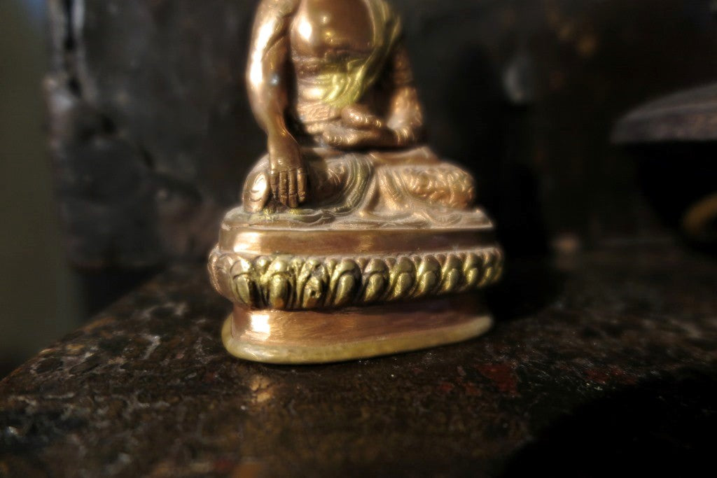 statua buddha bronzo e rame bicolore   pezzo unico lavorato artigianalmente .   385 gr  7 x 6 h.13