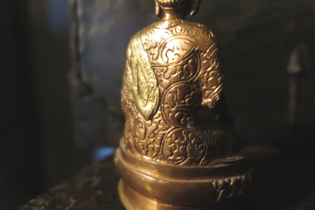 statua buddha bronzo e rame bicolore   pezzo unico lavorato artigianalmente .   385 gr  7 x 6 h.13