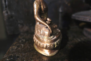 statua buddha bronzo e rame bicolore   pezzo unico lavorato artigianalmente .   385 gr  7 x 6 h.13