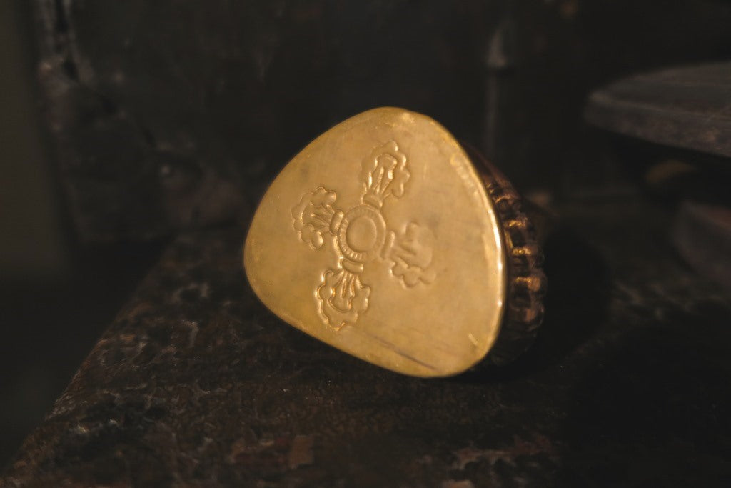 statua buddha bronzo e rame bicolore   pezzo unico lavorato artigianalmente .   385 gr  7 x 6 h.13