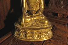Carica l&#39;immagine nel visualizzatore di Gallery, statua in metallo raffigurante buddha della medicina .   tipicamente rappresentato seduto nella posizione del loto, con indosso le vesti monacali. Il suo corpo è di colore blu lapislazzuli ( disponibili a catalogo ,contattare per foto ed info ) Nella mano sinistra, adagiata in grembo nel Gesto della meditazione, tiene una ciotola per i rimedi, mentre con la destra esegue il Gesto del dono e regge un ramoscello di Mirabolano.     1280 gr  dimensioni 14 x 9 h.20 