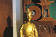Carica l&#39;immagine nel visualizzatore di Gallery, statua in metallo raffigurante buddha della medicina .   tipicamente rappresentato seduto nella posizione del loto, con indosso le vesti monacali. Il suo corpo è di colore blu lapislazzuli ( disponibili a catalogo ,contattare per foto ed info ) Nella mano sinistra, adagiata in grembo nel Gesto della meditazione, tiene una ciotola per i rimedi, mentre con la destra esegue il Gesto del dono e regge un ramoscello di Mirabolano.     1280 gr  dimensioni 14 x 9 h.20 
