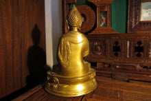 Carica l&#39;immagine nel visualizzatore di Gallery, statua in metallo raffigurante buddha della medicina .   tipicamente rappresentato seduto nella posizione del loto, con indosso le vesti monacali. Il suo corpo è di colore blu lapislazzuli ( disponibili a catalogo ,contattare per foto ed info ) Nella mano sinistra, adagiata in grembo nel Gesto della meditazione, tiene una ciotola per i rimedi, mentre con la destra esegue il Gesto del dono e regge un ramoscello di Mirabolano.     1280 gr  dimensioni 14 x 9 h.20 