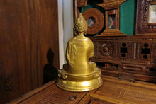 Carica l&#39;immagine nel visualizzatore di Gallery, statua in metallo raffigurante buddha della medicina .   tipicamente rappresentato seduto nella posizione del loto, con indosso le vesti monacali. Il suo corpo è di colore blu lapislazzuli ( disponibili a catalogo ,contattare per foto ed info ) Nella mano sinistra, adagiata in grembo nel Gesto della meditazione, tiene una ciotola per i rimedi, mentre con la destra esegue il Gesto del dono e regge un ramoscello di Mirabolano.     1280 gr  dimensioni 14 x 9 h.20 