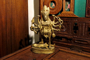 statua raffigurante khali , divinità hindu in legna di metalli   statuetta indiana in lega di metalli raffigurante kali Kālī è una divinità femminile hindu, manifestazione terribile, aggressiva e non materna della Dea.[1] Descritta come battagliera e feroce, Kālī (lett.: "La Nera") è spesso associata al dio Śiva, del quale, in alcuni testi, incarna gli aspetti complementari. In alcune tradizioni Kālī è adorata come Realtà Ultima, dea al contempo personale e impersonale, al di sopra di ogni altra divinità e 