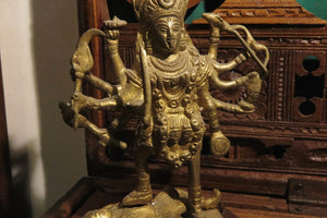 statua raffigurante khali , divinità hindu in legna di metalli   statuetta indiana in lega di metalli raffigurante kali Kālī è una divinità femminile hindu, manifestazione terribile, aggressiva e non materna della Dea.[1] Descritta come battagliera e feroce, Kālī (lett.: "La Nera") è spesso associata al dio Śiva, del quale, in alcuni testi, incarna gli aspetti complementari. In alcune tradizioni Kālī è adorata come Realtà Ultima, dea al contempo personale e impersonale, al di sopra di ogni altra divinità e 