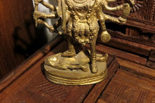 Carica l&#39;immagine nel visualizzatore di Gallery, statua raffigurante khali , divinità hindu in legna di metalli   statuetta indiana in lega di metalli raffigurante kali Kālī è una divinità femminile hindu, manifestazione terribile, aggressiva e non materna della Dea.[1] Descritta come battagliera e feroce, Kālī (lett.: &quot;La Nera&quot;) è spesso associata al dio Śiva, del quale, in alcuni testi, incarna gli aspetti complementari. In alcune tradizioni Kālī è adorata come Realtà Ultima, dea al contempo personale e impersonale, al di sopra di ogni altra divinità e 