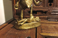 Carica l&#39;immagine nel visualizzatore di Gallery, statua raffigurante khali , divinità hindu in legna di metalli   statuetta indiana in lega di metalli raffigurante kali Kālī è una divinità femminile hindu, manifestazione terribile, aggressiva e non materna della Dea.[1] Descritta come battagliera e feroce, Kālī (lett.: &quot;La Nera&quot;) è spesso associata al dio Śiva, del quale, in alcuni testi, incarna gli aspetti complementari. In alcune tradizioni Kālī è adorata come Realtà Ultima, dea al contempo personale e impersonale, al di sopra di ogni altra divinità e 