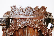 Carica l&#39;immagine nel visualizzatore di Gallery, Libreria Indiana Con Fregio In Legno Di Teak A 2 Ripiani. Dimensioni 65x60xh102cm.