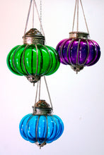 Carica l&#39;immagine nel visualizzatore di Gallery, Lampade Metallo E Vetro Colorate. Diametro30 h30cm (compresa catena h60cm).