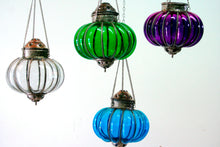 Carica l&#39;immagine nel visualizzatore di Gallery, Lampade Metallo E Vetro Colorate. Diametro30 h30cm (compresa catena h60cm).