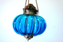 Carica l&#39;immagine nel visualizzatore di Gallery, Lampade Metallo E Vetro Colorate. Diametro30 h30cm (compresa catena h60cm).