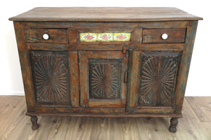 Credenza Indiana In Stile Coloniale Con Leggere Influenze Etniche, Generalmente Questi Mobili Erano Destinati Agli Inglesi Che Risiedevano In India E Non Alle Esportazioni Del Periodo Coloniale. Pezzo Unico E Raro Con 1 Anta E 2 Cassetti, Particolare La Presenza Delle Decorazioni Con Piastrelle Colorate. Dimensioni 126x59xh94cm.