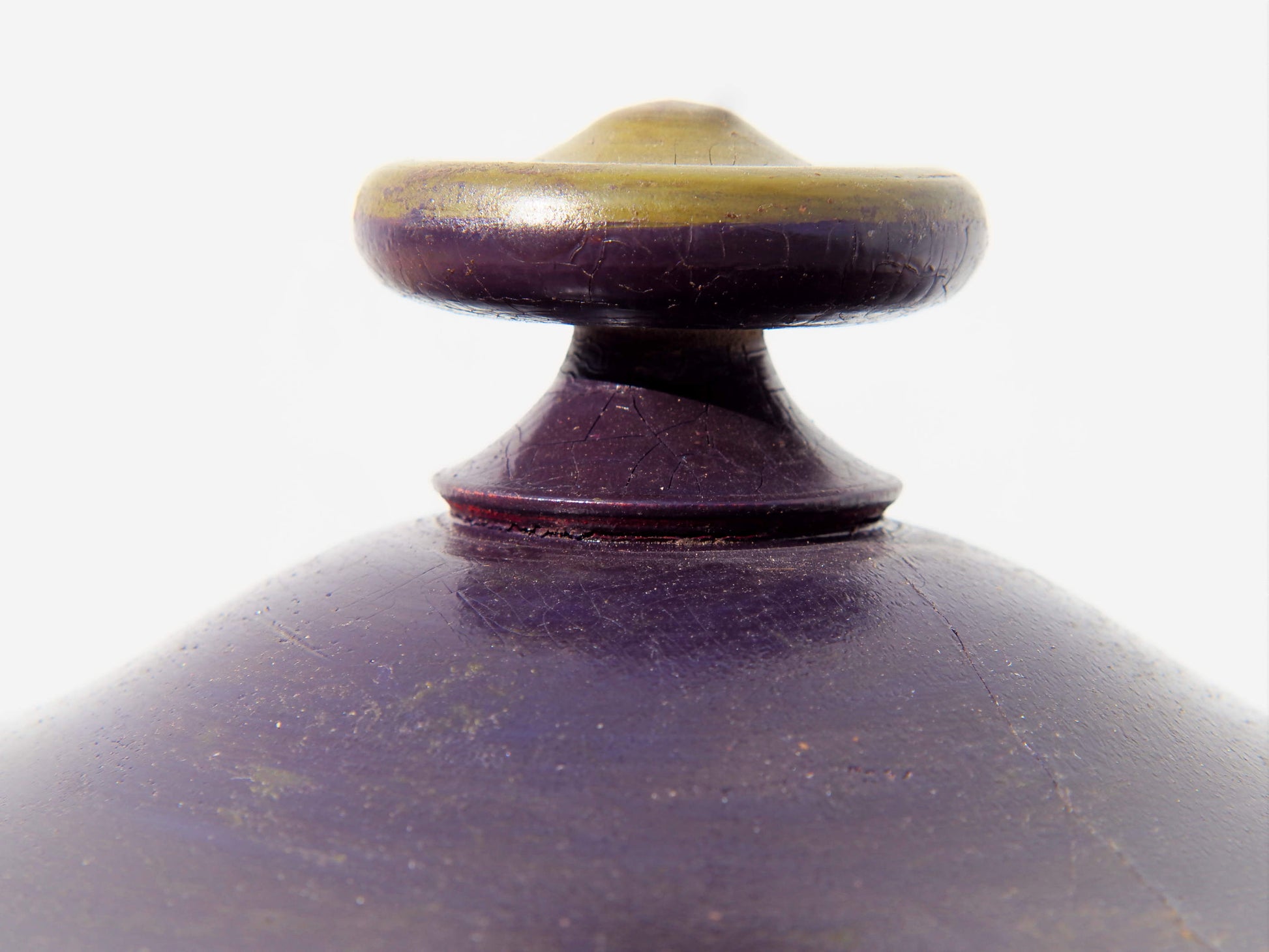 Vaso Indiano In Legno Dipinto Con Coperchio, Pezzo Unico Ricavato Da Un Unico Tronco Di Legno.  Dimensioni Diametro 15 h23cm.