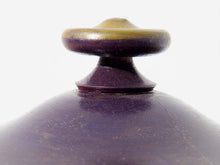 Carica l&#39;immagine nel visualizzatore di Gallery, Vaso Indiano In Legno Dipinto Con Coperchio, Pezzo Unico Ricavato Da Un Unico Tronco Di Legno.  Dimensioni Diametro 15 h23cm.