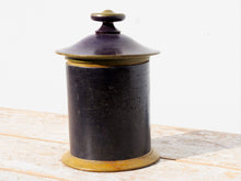 Carica l&#39;immagine nel visualizzatore di Gallery, Vaso Indiano In Legno Dipinto Con Coperchio, Pezzo Unico Ricavato Da Un Unico Tronco Di Legno.  Dimensioni Diametro 15 h23cm.