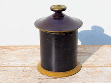 Carica l&#39;immagine nel visualizzatore di Gallery, Vaso Indiano In Legno Dipinto Con Coperchio, Pezzo Unico Ricavato Da Un Unico Tronco Di Legno.  Dimensioni Diametro 15 h23cm.