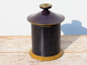 Vaso Indiano In Legno Dipinto Con Coperchio, Pezzo Unico Ricavato Da Un Unico Tronco Di Legno.  Dimensioni Diametro 15 h23cm.