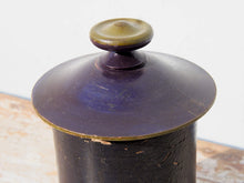 Carica l&#39;immagine nel visualizzatore di Gallery, Vaso Indiano In Legno Dipinto Con Coperchio, Pezzo Unico Ricavato Da Un Unico Tronco Di Legno.  Dimensioni Diametro 15 h23cm.