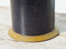 Carica l&#39;immagine nel visualizzatore di Gallery, Vaso Indiano In Legno Dipinto Con Coperchio, Pezzo Unico Ricavato Da Un Unico Tronco Di Legno.  Dimensioni Diametro 15 h23cm.