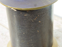 Carica l&#39;immagine nel visualizzatore di Gallery, Vaso Indiano In Legno Dipinto Con Coperchio, Pezzo Unico Ricavato Da Un Unico Tronco Di Legno.  Dimensioni Diametro 15 h23cm.