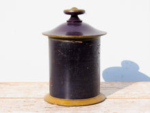 Carica l&#39;immagine nel visualizzatore di Gallery, Vaso Indiano In Legno Dipinto Con Coperchio, Pezzo Unico Ricavato Da Un Unico Tronco Di Legno.  Dimensioni Diametro 15 h23cm.