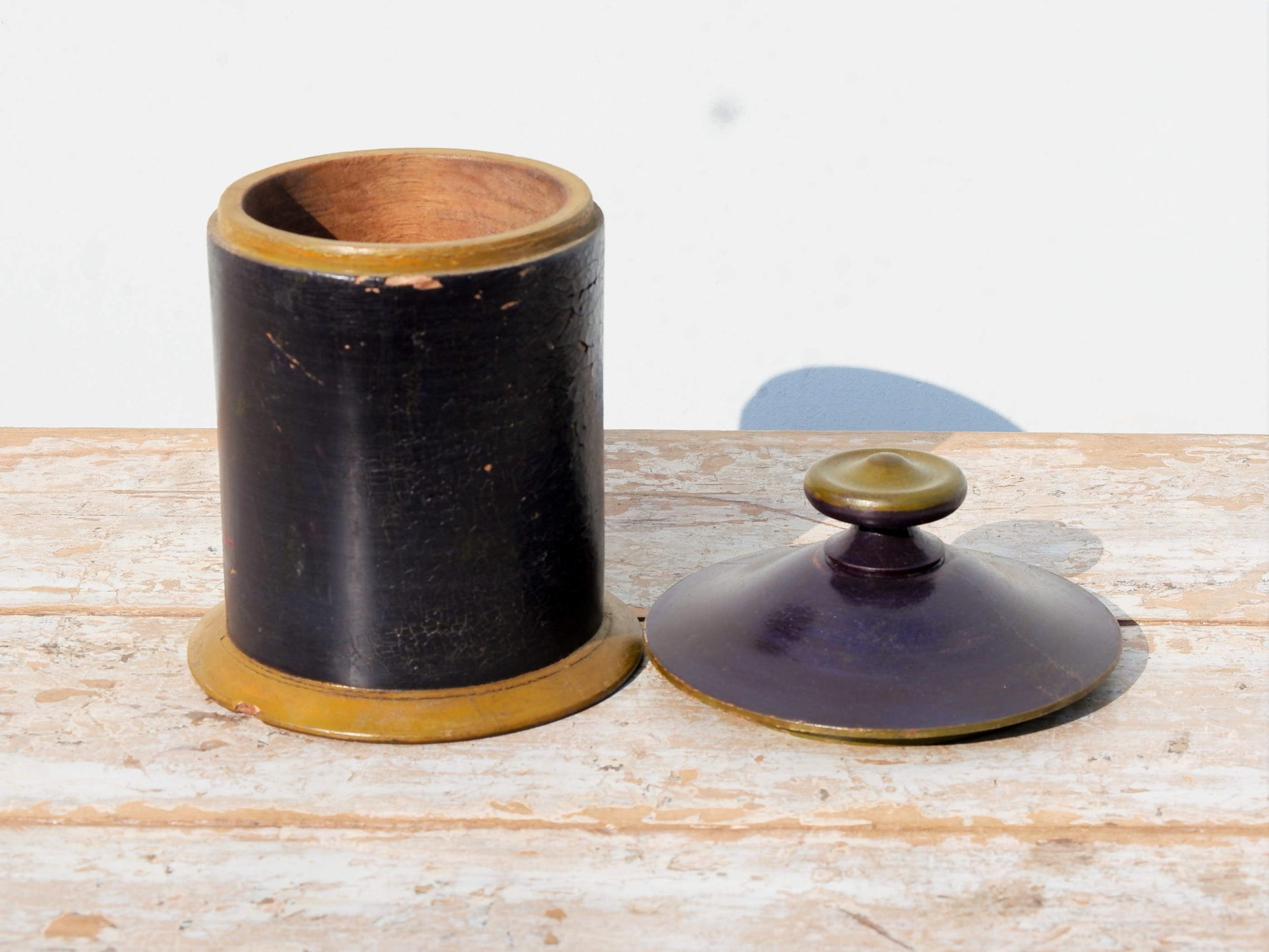 Vaso Indiano In Legno Dipinto Con Coperchio, Pezzo Unico Ricavato Da Un Unico Tronco Di Legno.  Dimensioni Diametro 15 h23cm.
