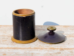 Vaso Indiano In Legno Dipinto Con Coperchio, Pezzo Unico Ricavato Da Un Unico Tronco Di Legno.  Dimensioni Diametro 15 h23cm.