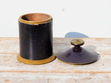 Carica l&#39;immagine nel visualizzatore di Gallery, Vaso Indiano In Legno Dipinto Con Coperchio, Pezzo Unico Ricavato Da Un Unico Tronco Di Legno.  Dimensioni Diametro 15 h23cm.