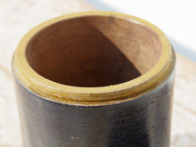 Carica l&#39;immagine nel visualizzatore di Gallery, Vaso Indiano In Legno Dipinto Con Coperchio, Pezzo Unico Ricavato Da Un Unico Tronco Di Legno.  Dimensioni Diametro 15 h23cm.