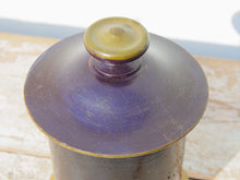 Carica l&#39;immagine nel visualizzatore di Gallery, Vaso Indiano In Legno Dipinto Con Coperchio, Pezzo Unico Ricavato Da Un Unico Tronco Di Legno.  Dimensioni Diametro 15 h23cm.