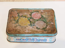 Carica l&#39;immagine nel visualizzatore di Gallery, Scatola In Latta Vintage. Provenienza India. Conservata in ottimo stato.  Dimensioni 20 x 15   h 6 cm  per info ed ulteriori foto info@etniko.it 0039 3338778241 facebook / instagram : etnikobycrosato