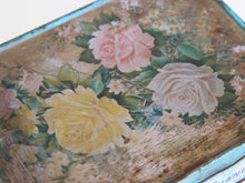 Carica l&#39;immagine nel visualizzatore di Gallery, Scatola In Latta Vintage. Provenienza India. Conservata in ottimo stato.  Dimensioni 20 x 15   h 6 cm  per info ed ulteriori foto info@etniko.it 0039 3338778241 facebook / instagram : etnikobycrosato