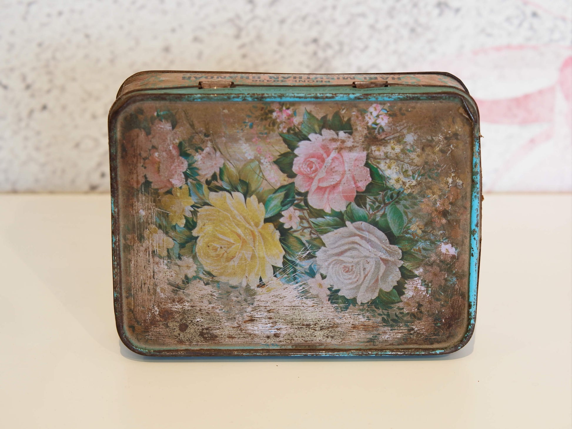 Scatola In Latta Vintage. Provenienza India. Conservata in ottimo stato.  Dimensioni 20 x 15   h 6 cm  per info ed ulteriori foto info@etniko.it 0039 3338778241 facebook / instagram : etnikobycrosato