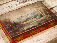 Carica l&#39;immagine nel visualizzatore di Gallery, Scatola In Latta Vintage. Provenienza India. Dimensioni diam.25x16xh5cm.