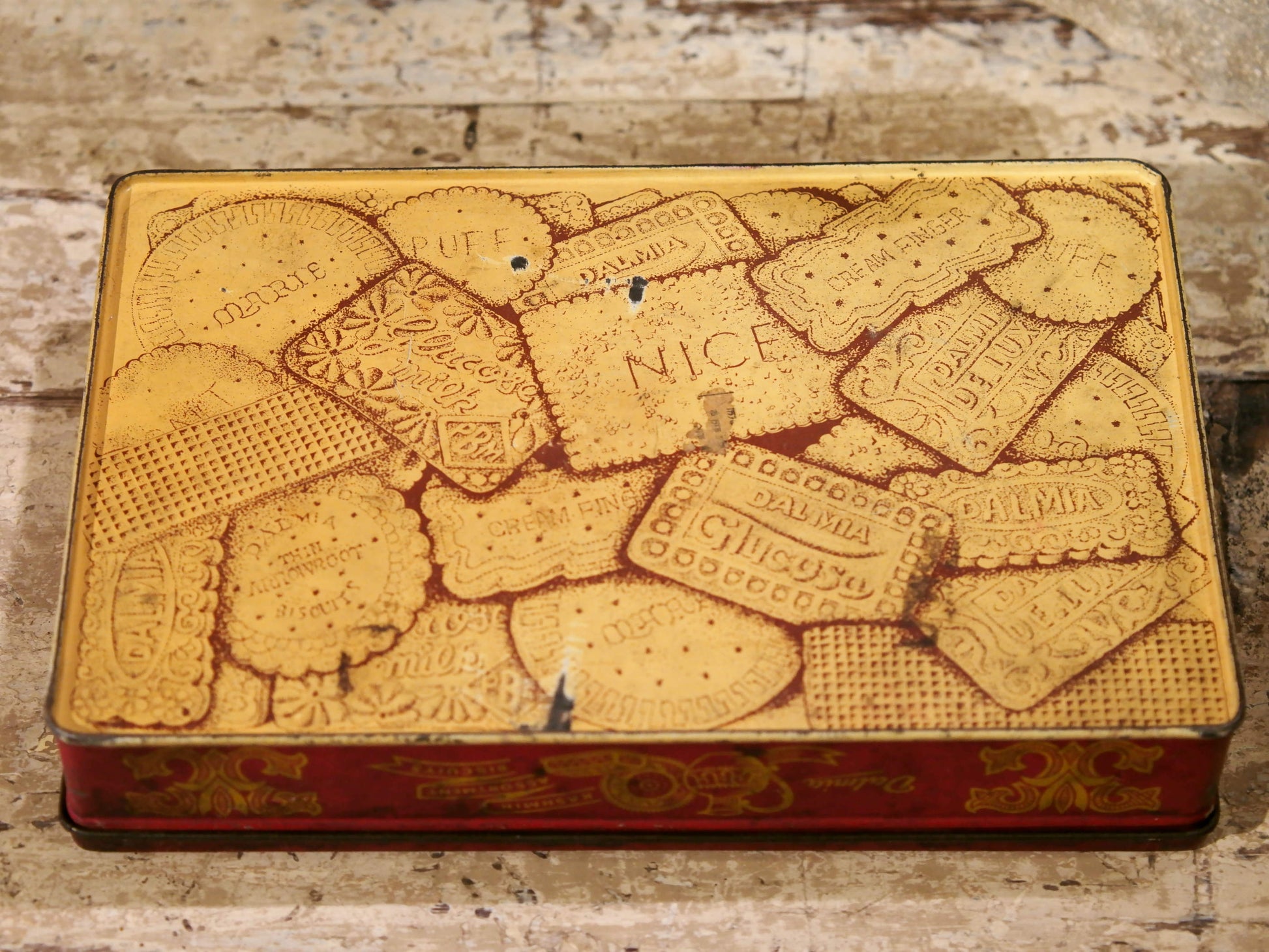 Scatola In Latta Vintage. Provenienza India. Dimensioni diam.25x16xh5cm.