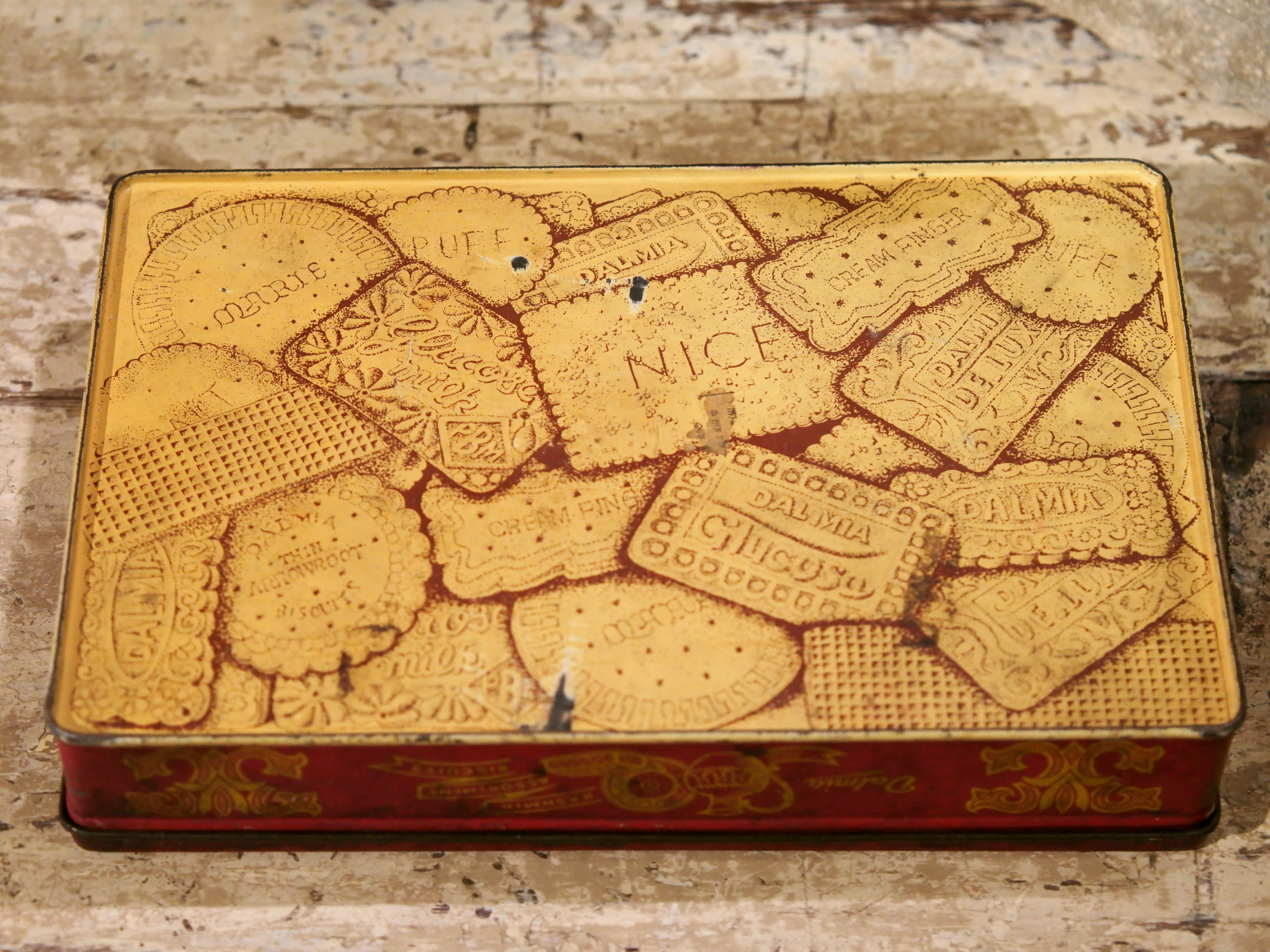 Scatola In Latta Vintage. Provenienza India. Dimensioni diam.25x16xh5cm.