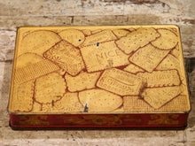 Carica l&#39;immagine nel visualizzatore di Gallery, Scatola In Latta Vintage. Provenienza India. Dimensioni diam.25x16xh5cm.