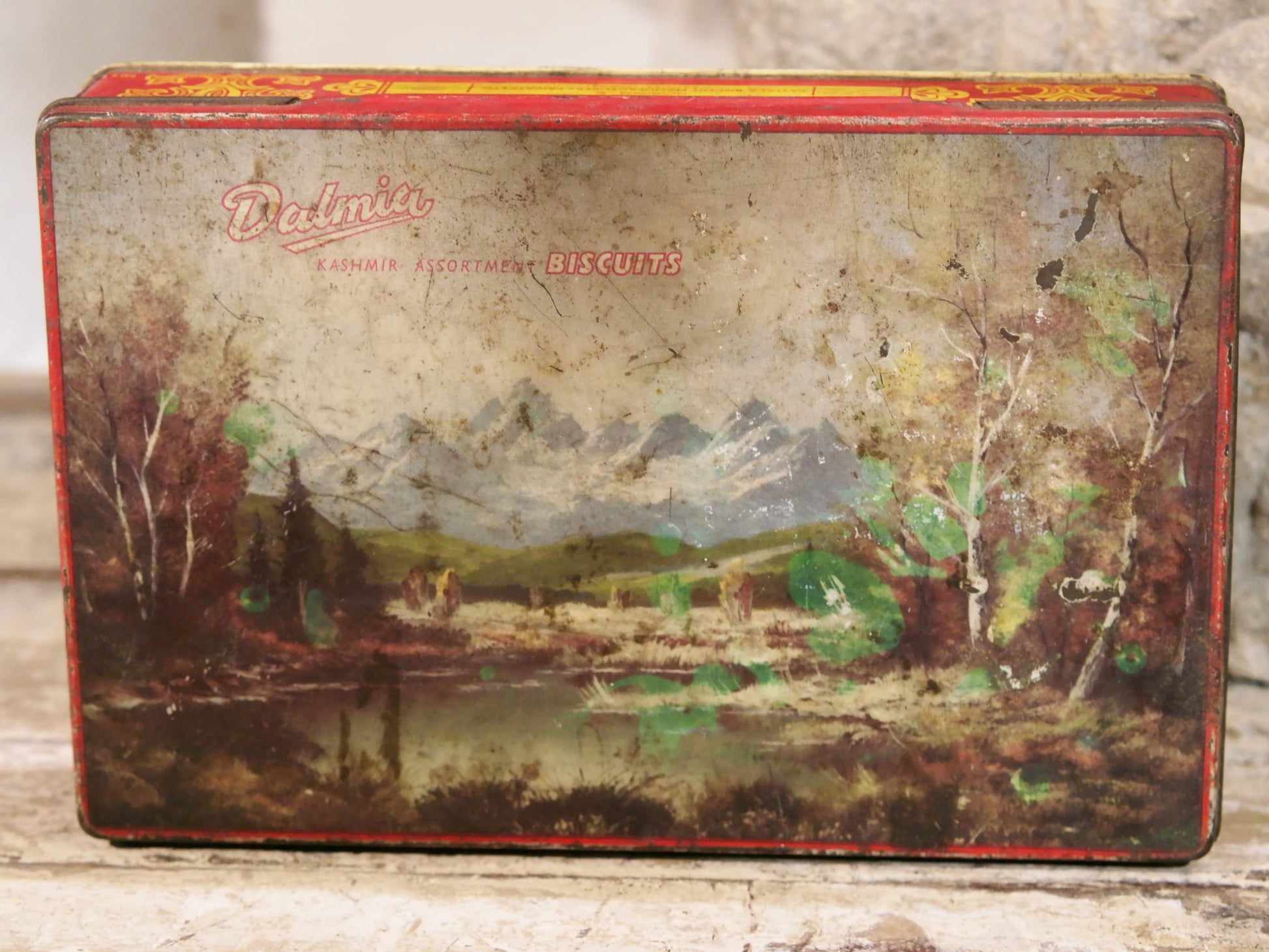 Scatola In Latta Vintage. Provenienza India. Dimensioni diam.25x16xh5cm.