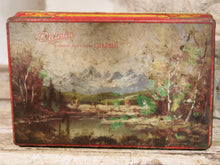 Carica l&#39;immagine nel visualizzatore di Gallery, Scatola In Latta Vintage. Provenienza India. Dimensioni diam.25x16xh5cm.