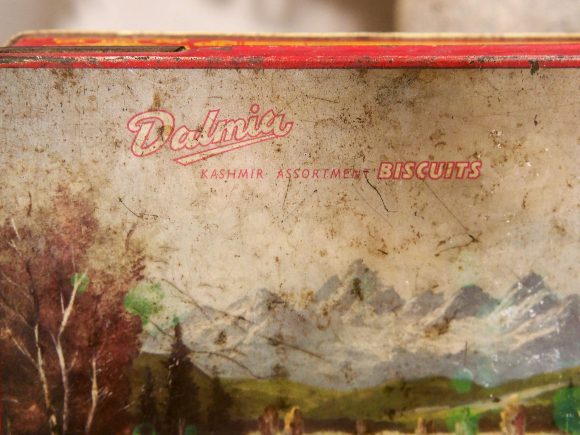 Scatola In Latta Vintage. Provenienza India. Dimensioni diam.25x16xh5cm.