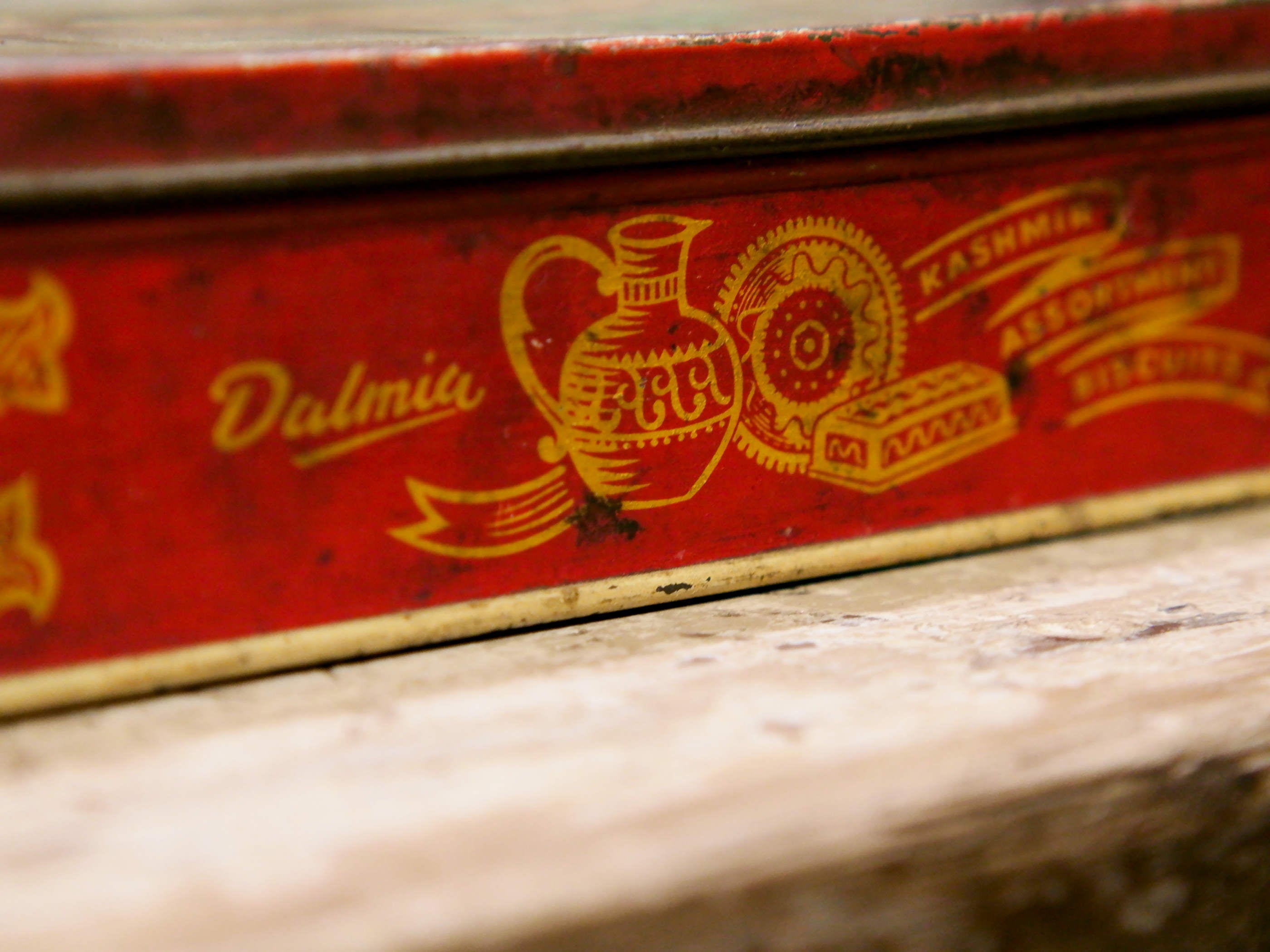 Scatola In Latta Vintage. Provenienza India. Dimensioni diam.25x16xh5cm.