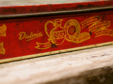 Carica l&#39;immagine nel visualizzatore di Gallery, Scatola In Latta Vintage. Provenienza India. Dimensioni diam.25x16xh5cm.