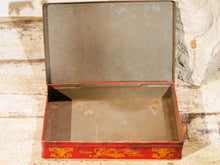 Carica l&#39;immagine nel visualizzatore di Gallery, Scatola In Latta Vintage. Provenienza India. Dimensioni diam.25x16xh5cm.